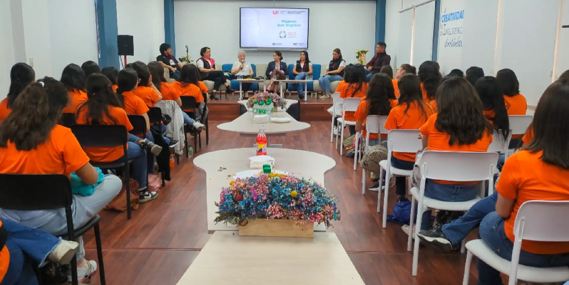 Imagen de estudiantes atendiendo